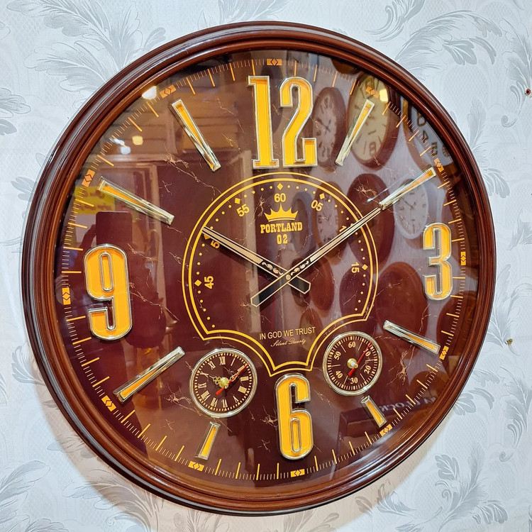 ساعت دیواری 3 موتوره فایبر در دکوراسیون پذیرایی مدرن