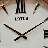 نمای نزدیک ساعت دیواری لوتوس چوبی عسلی 60 سانتیمتری موتور بی صدا