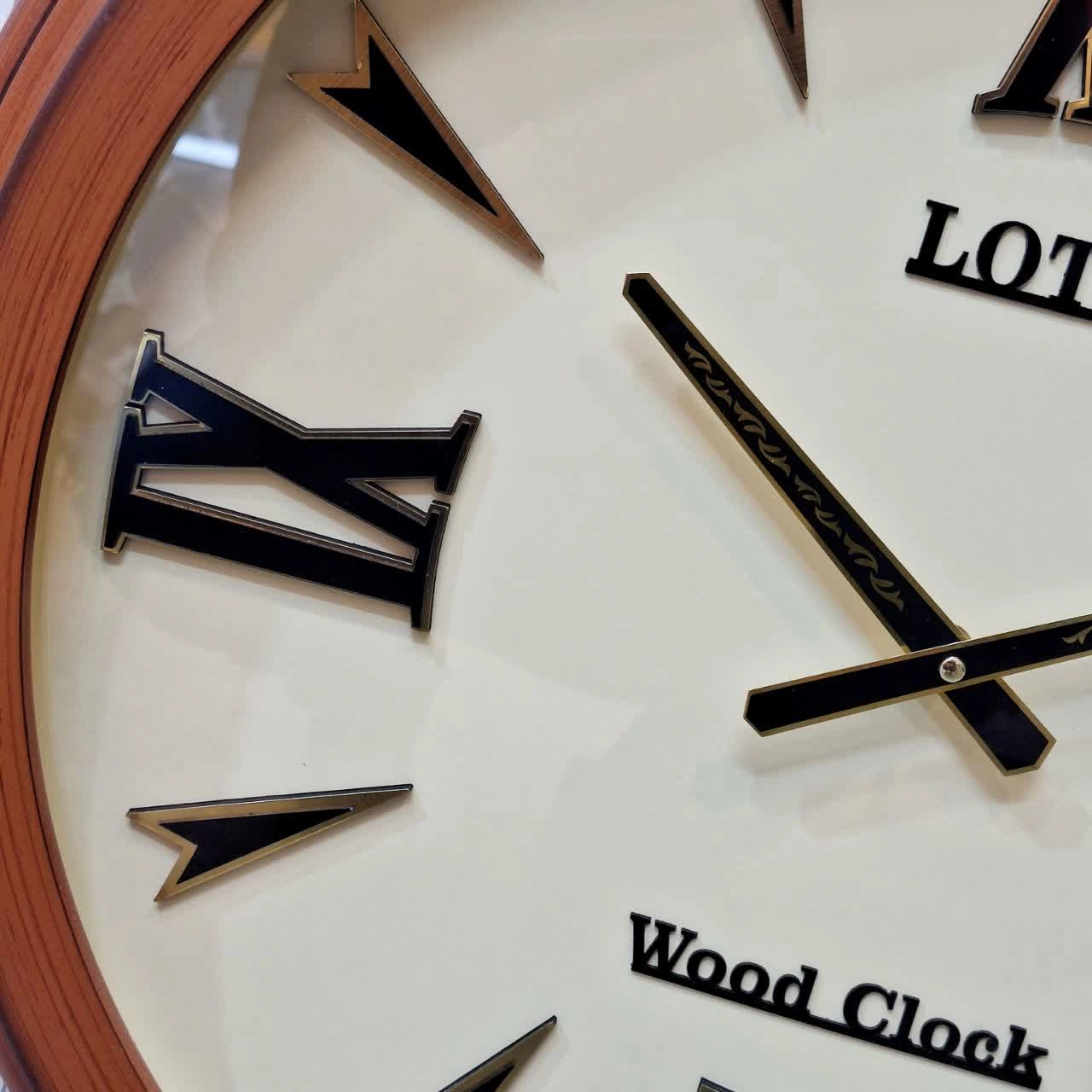 نمای نزدیک ساعت دیواری لوتوس چوبی عسلی داخل کرم 60 سانتیمتری