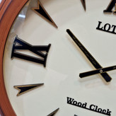 نمای نزدیک ساعت دیواری لوتوس چوبی عسلی داخل کرم 60 سانتیمتری