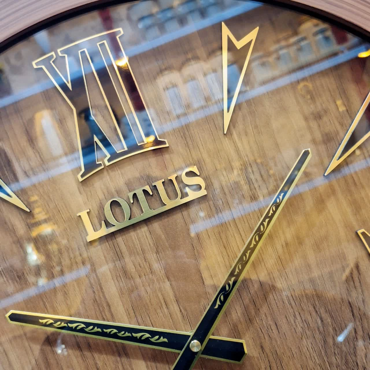 نمای نزدیک ساعت دیواری لوتوس چوبی عسلی 60 سانتیمتری