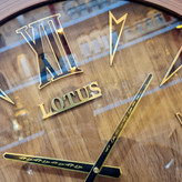 نمای نزدیک ساعت دیواری لوتوس چوبی عسلی 60 سانتیمتری