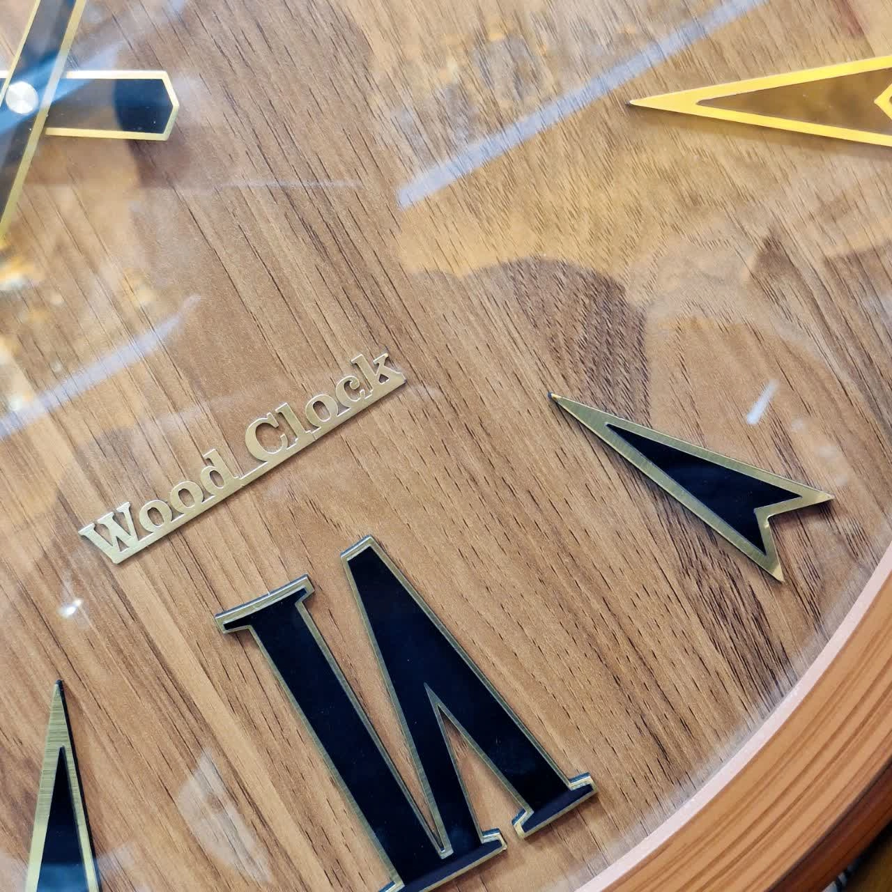 نمای نزدیک ساعت دیواری لوتوس چوبی عسلی 60 سانتیمتری