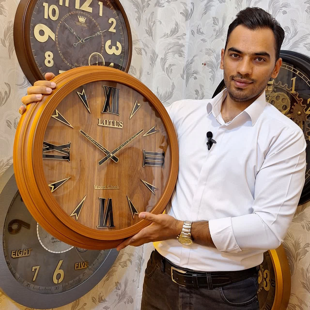 ساعت دیواری لوتوس چوبی عسلی 60 سانتیمتری با اعداد رومی برجسته