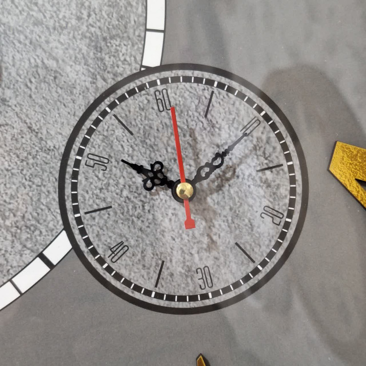 نمای نزدیک از موتور دوم ساعت دیواری چوبی طوسی سیکو 70