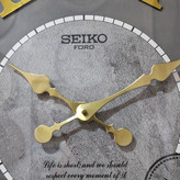 نمای نزدیک ساعت دیواری چوبی طوسی سیکو 70 سانتیمتری