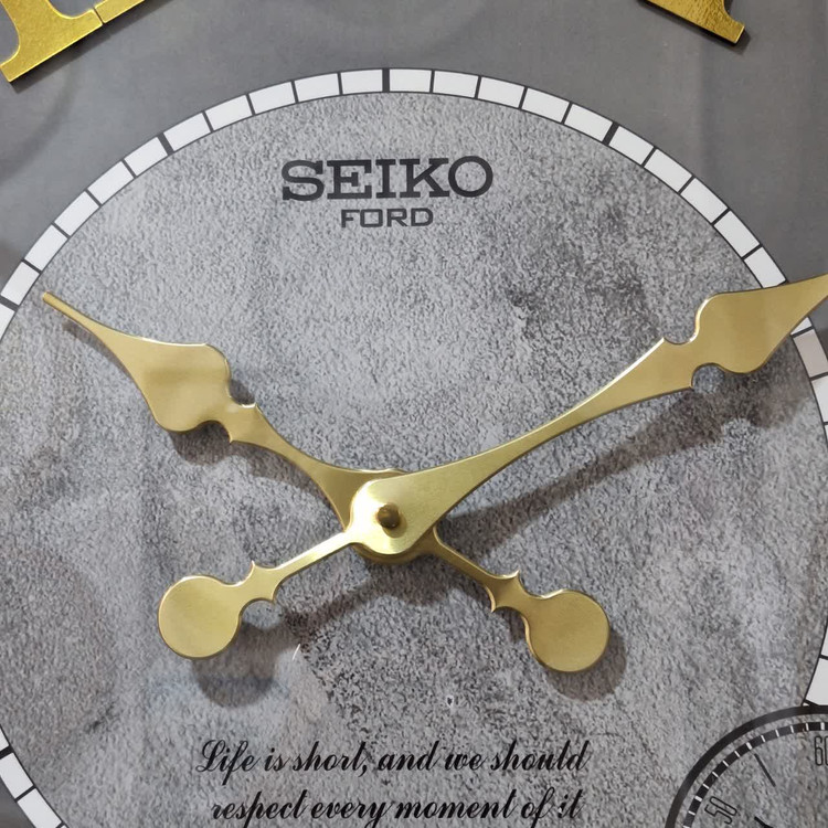 نمای نزدیک ساعت دیواری چوبی طوسی سیکو 70 سانتیمتری