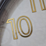 نمای نزدیک ساعت دیواری سیلور-طوسی 70 سانتیمتری