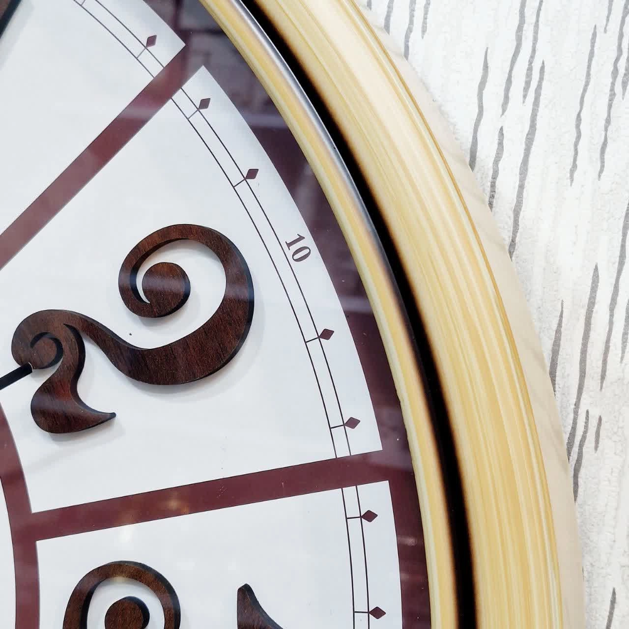 نمای نزدیک ساعت دیواری لوتوس