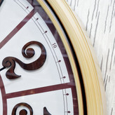 نمای نزدیک ساعت دیواری لوتوس