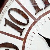 نمای نزدیک ساعت دیواری کرم-فندقی