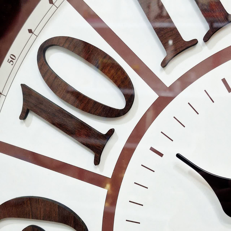 نمای نزدیک ساعت دیواری کرم-فندقی