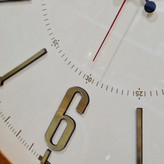 نمای نزدیک ساعت دیواری چوبی کرم-قهوهای 60 سانتیمتری