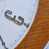 نمای نزدیک ساعت دیواری چوبی کرم-قهوهای 60 سانتیمتری