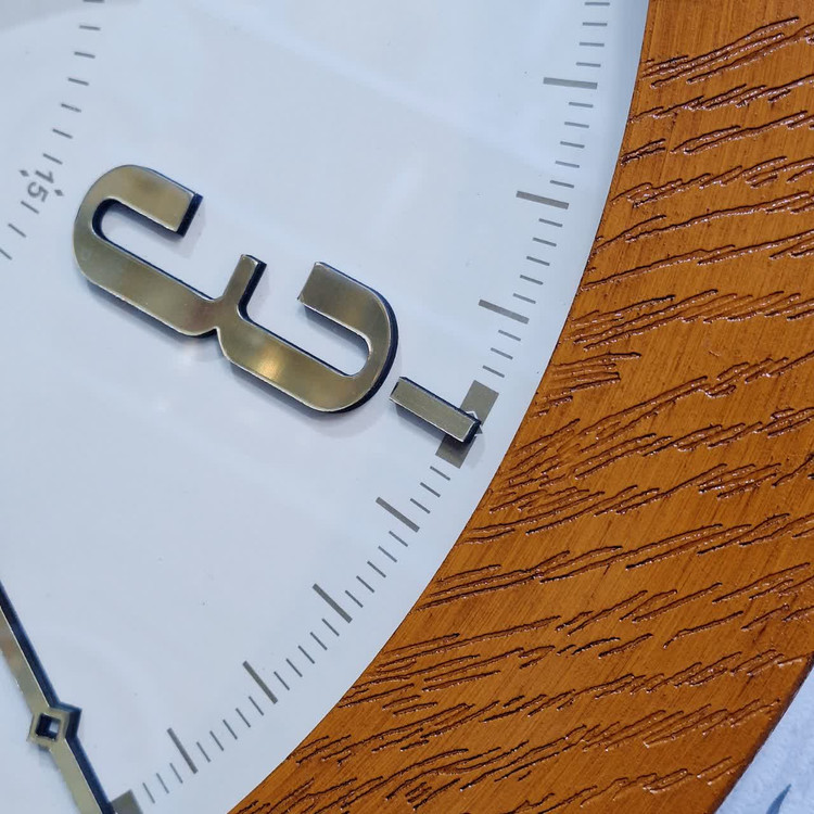 نمای نزدیک ساعت دیواری چوبی کرم-قهوهای 60 سانتیمتری