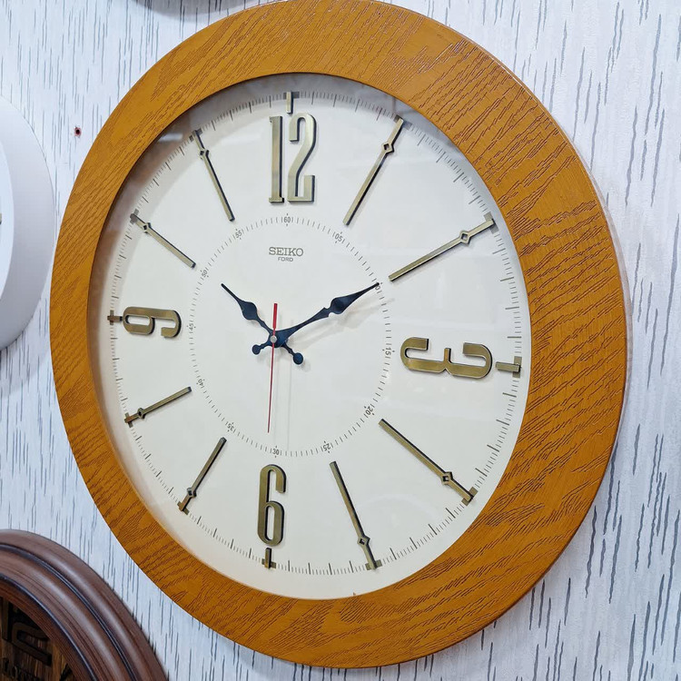 ساعت دیواری چوبی کرم-قهوهای 60 سانتیمتری با اعداد برجسته کرم
