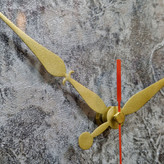 نمای نزدیک ساعت دیواری سیکو چوبی 60 سانتیمتری