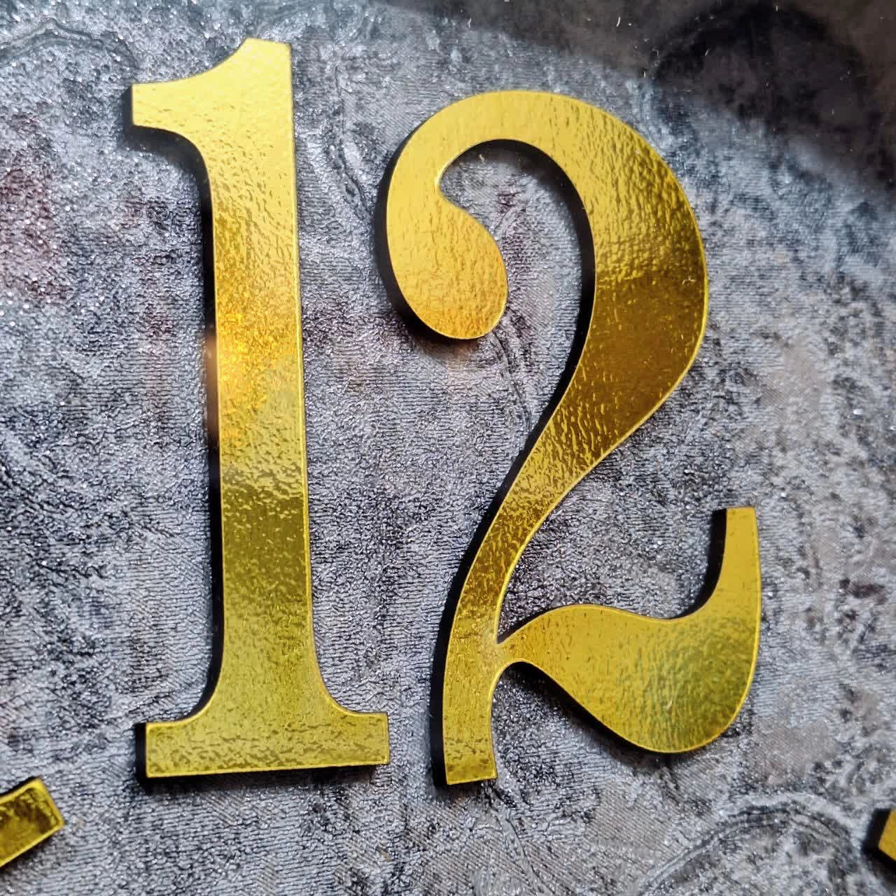 نمای نزدیک ساعت دیواری سیکو چوبی 60 سانتیمتری