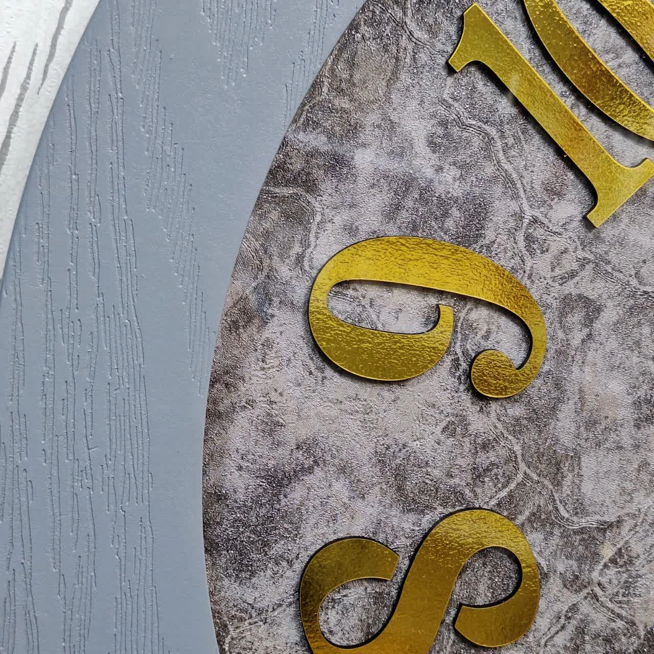 نمای نزدیک ساعت دیواری سیکو چوبی 60 سانتیمتری