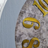 نمای نزدیک ساعت دیواری سیکو چوبی 60 سانتیمتری