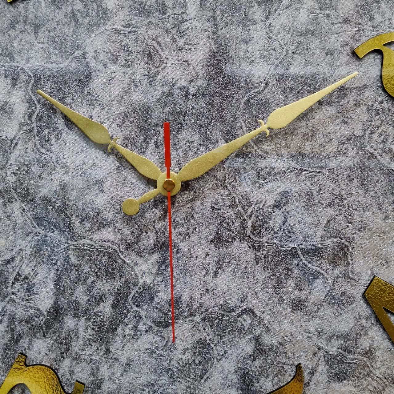 نمای نزدیک ساعت دیواری سیکو چوبی 60 سانتیمتری