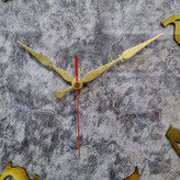 نمای نزدیک ساعت دیواری سیکو چوبی 60 سانتیمتری