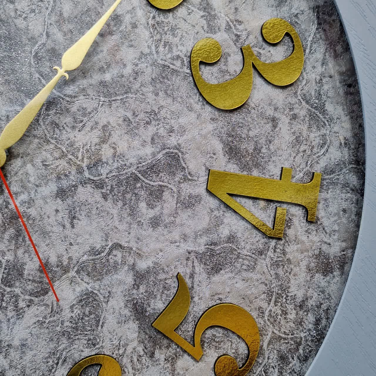 نمای نزدیک ساعت دیواری سیکو چوبی 60 سانتیمتری