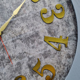 نمای نزدیک ساعت دیواری سیکو چوبی 60 سانتیمتری