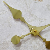 نمای نزدیک ساعت دیواری سیکو قهوهای 70 سانتیمتری