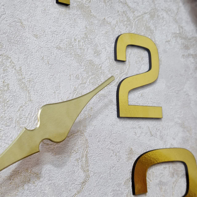 نمای نزدیک ساعت دیواری سیکو قهوهای 70 سانتیمتری