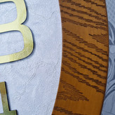 نمای نزدیک ساعت دیواری سیکو قهوهای 70 سانتیمتری