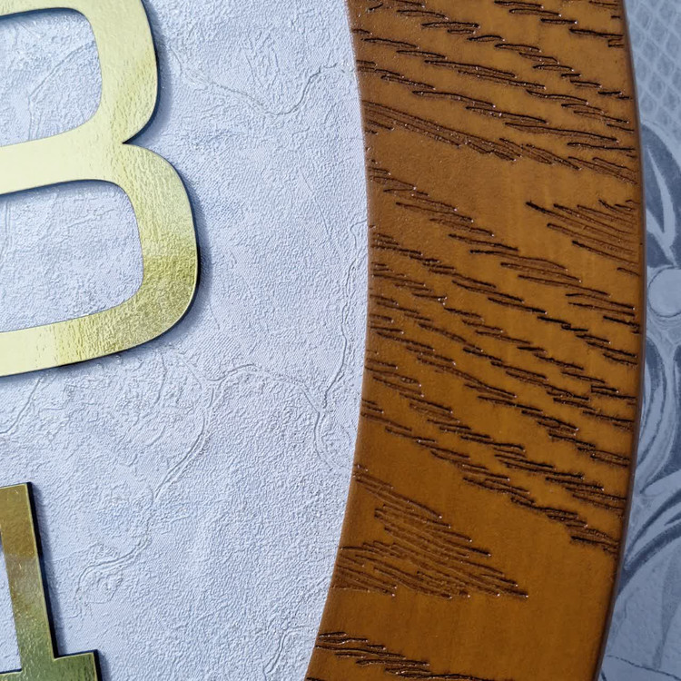 نمای نزدیک ساعت دیواری سیکو قهوهای 70 سانتیمتری