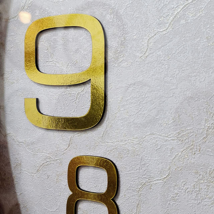 نمای نزدیک ساعت دیواری سیکو قهوهای 70 سانتیمتری