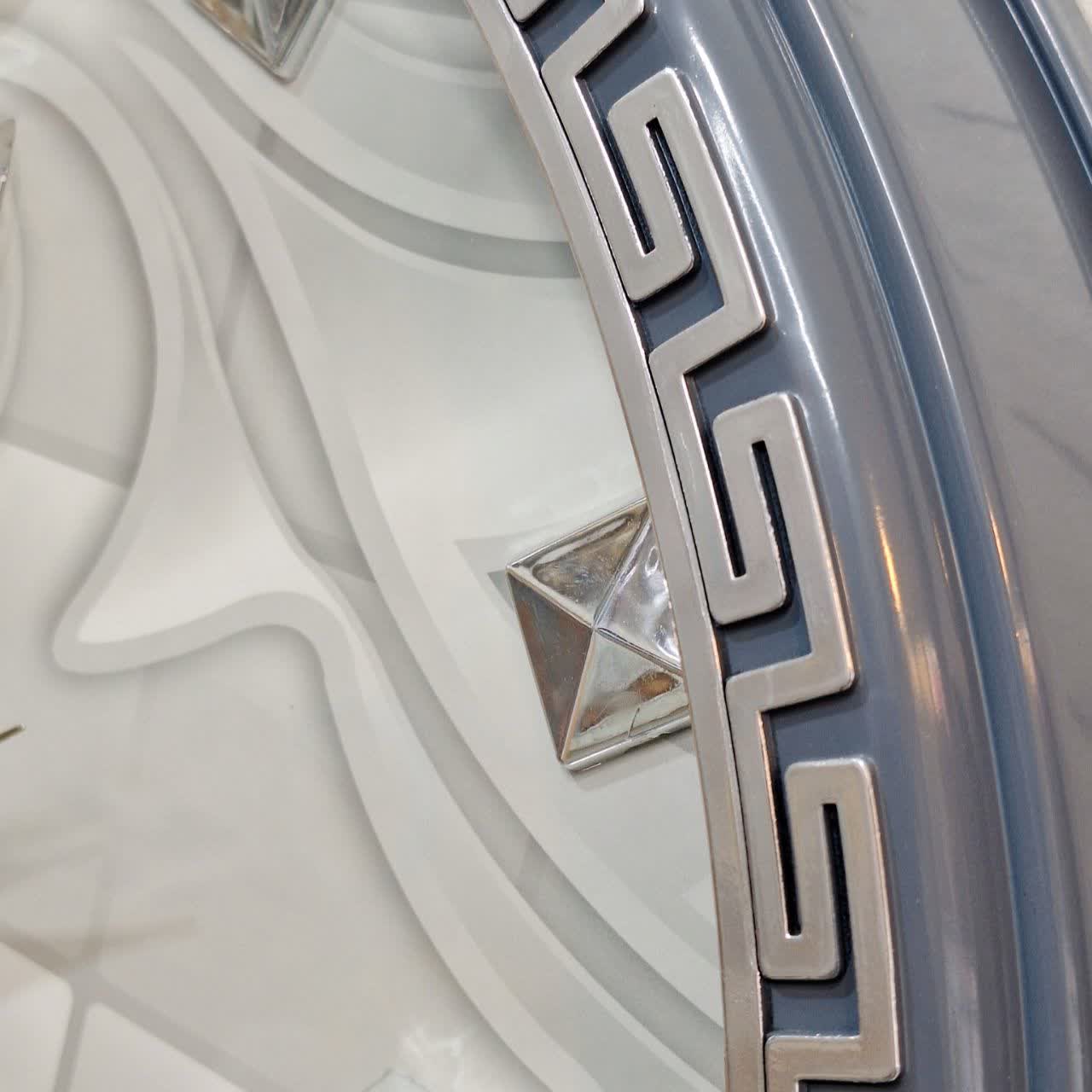 نمای نزدیک ساعت دیواری سه موتوره طوسی-سفید 60 سانتیمتری