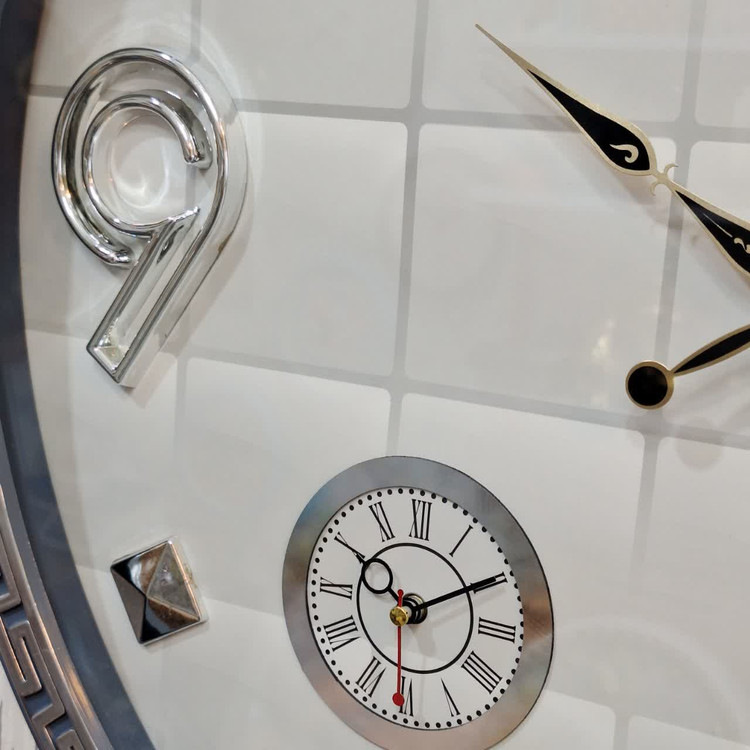 نمای نزدیک ساعت دیواری سه موتوره طوسی-سفید 60 سانتیمتری