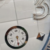 نمای نزدیک ساعت دیواری سه موتوره طوسی-سفید 60 سانتیمتری