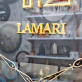 نمای نزدیک ساعت دیواری سه موتوره مشکی-قهوهای 60 سانتیمتری