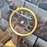 نمای نزدیک ساعت دیواری سه موتوره مشکی-قهوهای 60 سانتیمتری