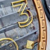 نمای نزدیک ساعت دیواری سه موتوره مشکی-قهوهای 60 سانتیمتری