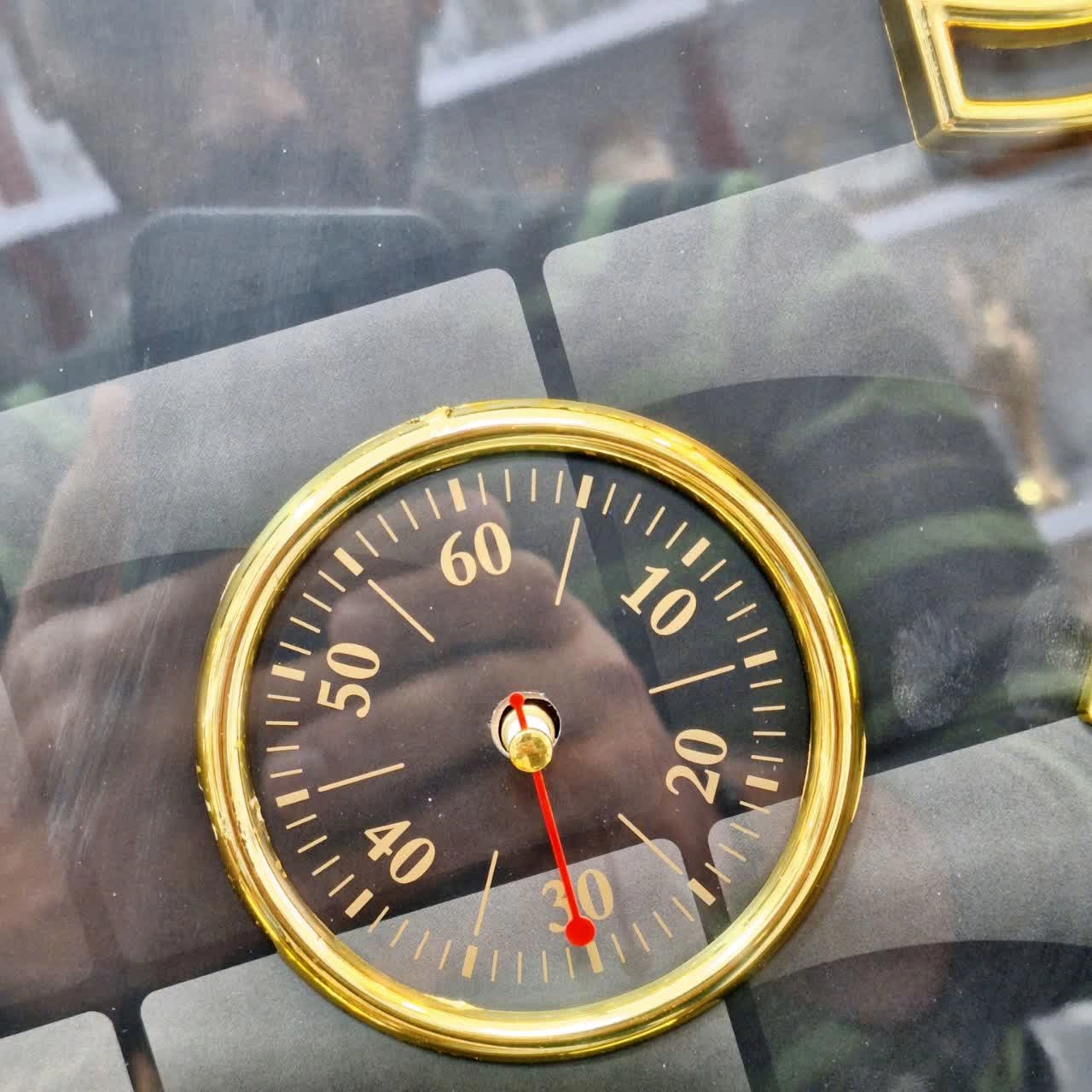 نمای نزدیک ساعت دیواری سه موتوره مشکی-قهوهای 60 سانتیمتری