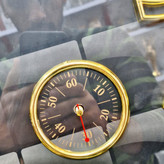 نمای نزدیک ساعت دیواری سه موتوره مشکی-قهوهای 60 سانتیمتری