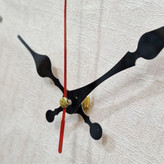 نمای نزدیک ساعت دیواری سیتیزن قهوهای 35 سانتیمتری