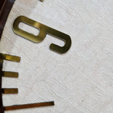 نمای نزدیک ساعت دیواری سیتیزن قهوهای 35 سانتیمتری