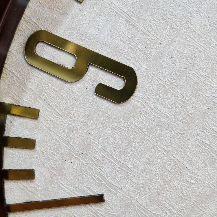 نمای نزدیک ساعت دیواری سیتیزن قهوهای 35 سانتیمتری