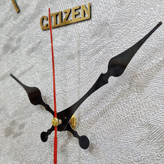 نمای نزدیک ساعت دیواری سیتیزن طوسی 35 سانتیمتری