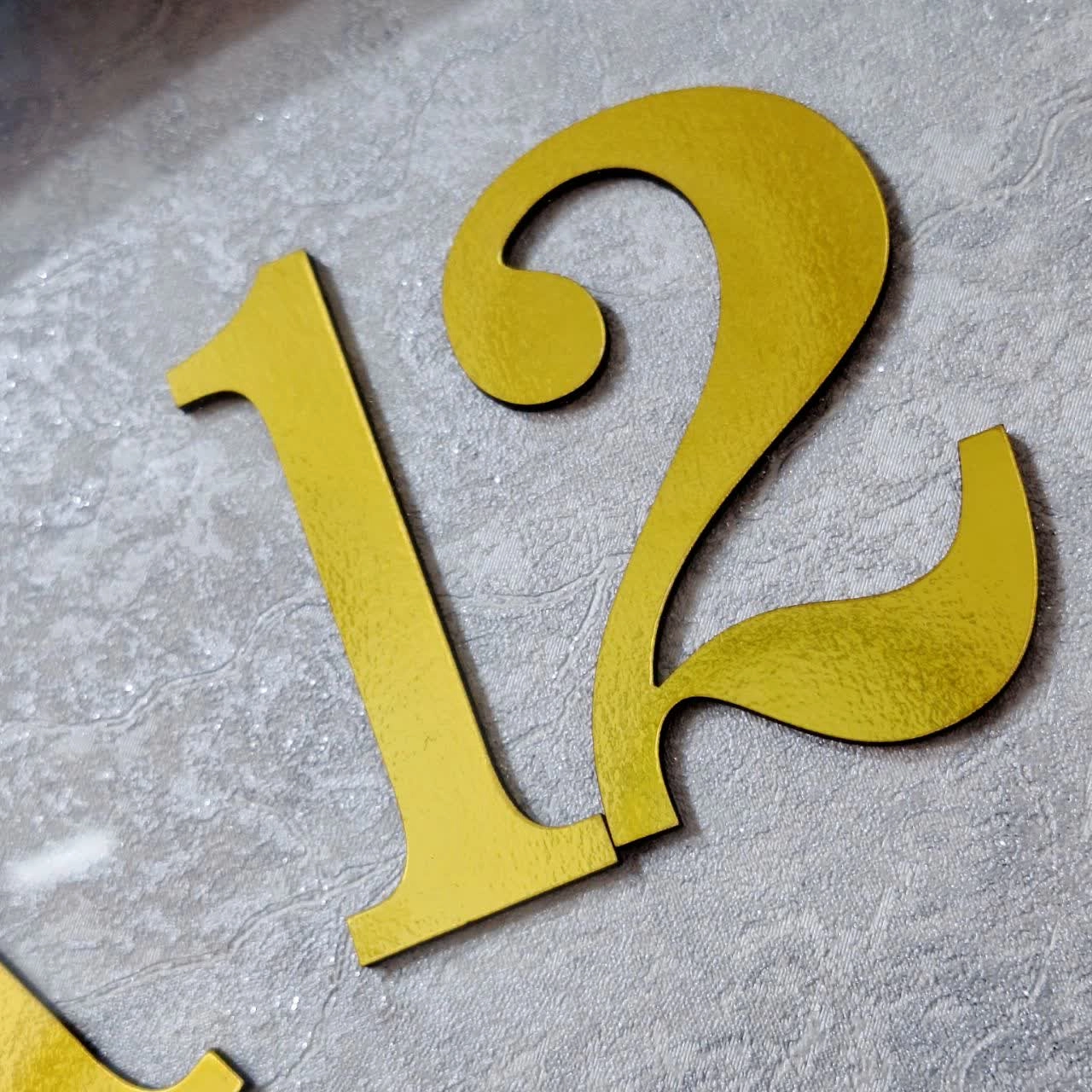 نمای نزدیک ساعت دیواری سیکو طوسی-چوبی 70 سانتیمتری