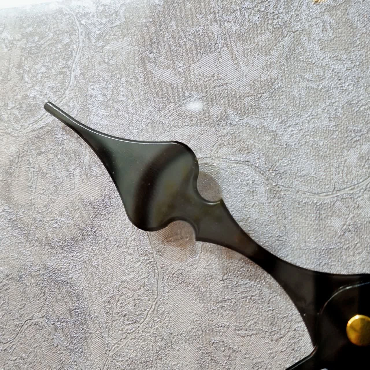 نمای نزدیک ساعت دیواری سیکو طوسی-چوبی 70 سانتیمتری