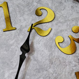 نمای نزدیک ساعت دیواری سیکو طوسی-چوبی 70 سانتیمتری