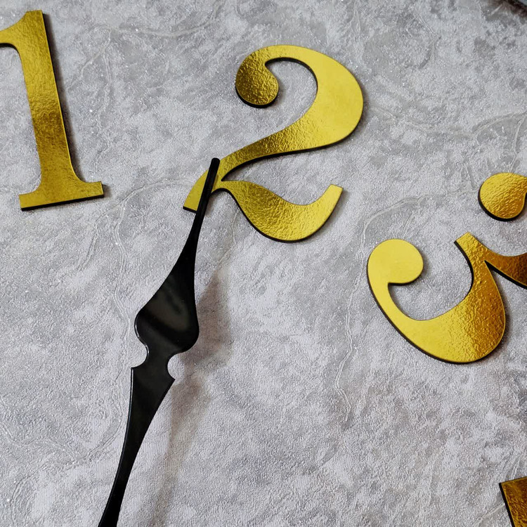 نمای نزدیک ساعت دیواری سیکو طوسی-چوبی 70 سانتیمتری