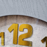 نمای نزدیک ساعت دیواری سیکو چوبی 60 سانتیمتری